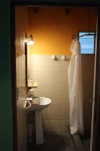 y baño con lavabo y ducha. en La Colorida en Lago Puelo