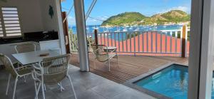 een keuken en een balkon met een zwembad bij La petite Villa in Terre-de-Haut