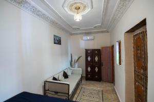 Riad Fez Unique في فاس: غرفة معيشة مع أريكة وسقف