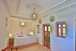 Riad Fez Unique في فاس: غرفة نوم بسرير في غرفة