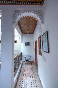 un pasillo de una casa con una mesa en el suelo en Riad Fez Unique, en Fez