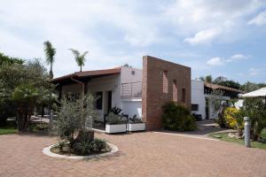 een bakstenen huis met een binnenplaats ervoor bij Villetta Del Salento Exclusive B&B in Gallipoli