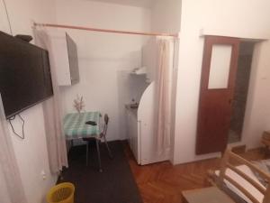 a room with a television and a table and a chair at MARINA Apartment end rooms in Vela Luka