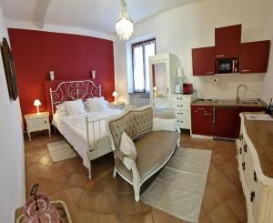 1 dormitorio con 1 cama grande y cocina en Dragonfly Appartamento Bianca en Angera