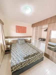 ein Schlafzimmer mit einem Bett in einem Zimmer in der Unterkunft Caldas Novas, Hotel Lacqua diRoma 1,2,3,4 e 5 in Caldas Novas