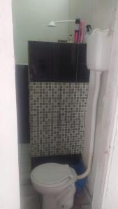 La salle de bains est pourvue de toilettes et d'un lavabo. dans l'établissement Pousada Cisne Branco, à Natal