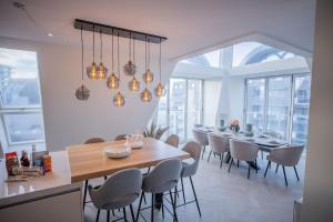 uma sala de jantar com mesa e cadeiras em Penthouse Royal, Luxurious and cozy with Sauna em Cadzand