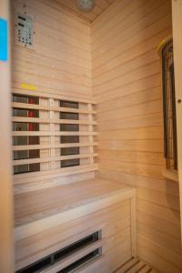 uma sauna de madeira com uma janela num quarto em Penthouse Royal, Luxurious and cozy with Sauna em Cadzand