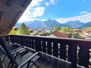 Elle comprend un balcon offrant une vue sur les montagnes. dans l'établissement Luttinger-Hohenegg, à Ehrwald