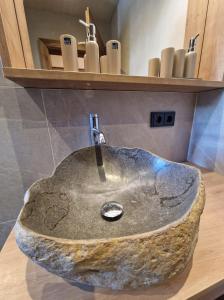een stenen wastafel op een aanrecht in een badkamer bij Die Holzgauerin in Holzgau
