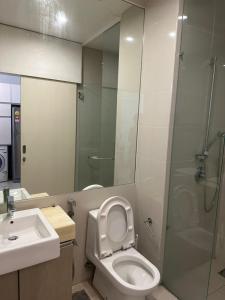 La salle de bains est pourvue de toilettes, d'un lavabo et d'une douche. dans l'établissement EmEx Luxurious stay T2U29, à Kuala Lumpur