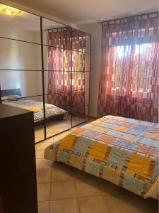 een slaapkamer met 2 bedden in een kamer bij La Casa del Ciarlatano in Cerreto di Spoleto