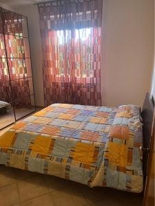 een bed met een dekbed in een slaapkamer bij La Casa del Ciarlatano in Cerreto di Spoleto