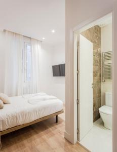 Łóżko lub łóżka w pokoju w obiekcie Plaza España V calle San Bernardino 6BR 6BH