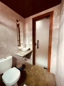 a bathroom with a toilet and a sink at Refúgio da Rita in Fernando de Noronha