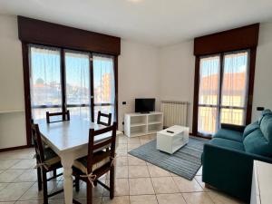een woonkamer met een tafel en een bank bij Todeschini 27 in Brembate