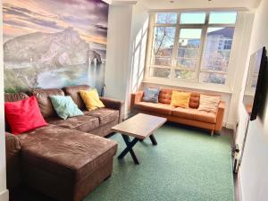 una sala de estar con 2 sofás y una pintura en BIG LUX BEACHCITY Ap 01 en Bilbao