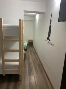 Cette chambre dispose de lits superposés et d'un mur avec une tour. dans l'établissement Hostel Old Town, à Bratislava