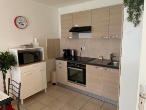 Kuchyňa alebo kuchynka v ubytovaní Le gîte de Marc - Parking privé gratuit + terrasse