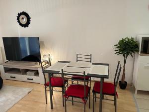 Televízia a/alebo spoločenská miestnosť v ubytovaní Le gîte de Marc - Parking privé gratuit + terrasse