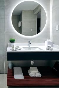 bagno con lavandino e specchio di Ponce Plaza Hotel & Casino a Ponce