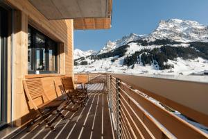 duas cadeiras numa varanda com vista para uma montanha em Chuenislodge1 Neu, grosse Terrasse & Designerofen, prächtige Aussicht em Adelboden