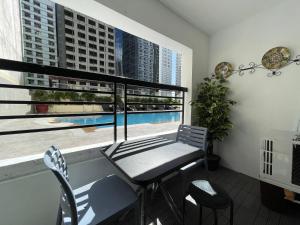 Poolside Family Room Greenbelt Makati tesisinde veya buraya yakın yüzme havuzu