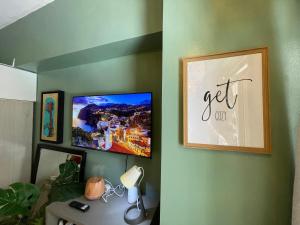 Et tv og/eller underholdning på Poolview Family Room Greenbelt Makati