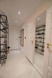 a hallway with a mirror and a walk in closet at Apartament Gold in Złotoryja
