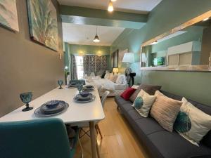 Et opholdsområde på Poolview Family Room Greenbelt Makati