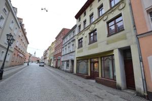 una calle vacía en una ciudad con edificios en Apartament Gold, en Złotoryja