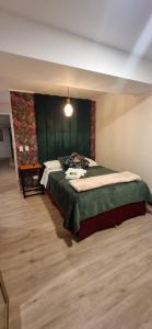 a bedroom with a large bed with a green headboard at ¡Lindo y acogedor apartamento en Barranco! in Lima