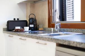 un comptoir de cuisine avec un évier et un micro-ondes dans l'établissement Villa del Alemán by Rental Olé, à Lo Mendigo 38 autres photos