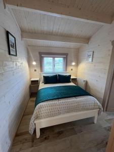 ein Schlafzimmer mit einem Bett in einem kleinen Zimmer in der Unterkunft Dolmen Lodge. in Donegal
