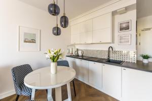 Kuchyňa alebo kuchynka v ubytovaní Apartamenty Lighthouse Mrzeżyno