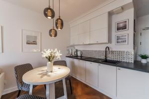Kuchyňa alebo kuchynka v ubytovaní Apartamenty Lighthouse Mrzeżyno