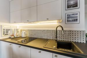 Kuchyňa alebo kuchynka v ubytovaní Apartamenty Lighthouse Mrzeżyno