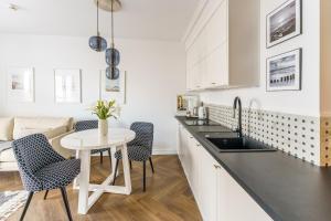 Kuchyňa alebo kuchynka v ubytovaní Apartamenty Lighthouse Mrzeżyno
