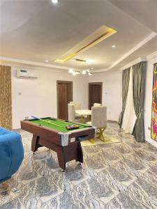 ein Wohnzimmer mit einem Billardtisch in der Unterkunft 3 Bedroom Luxury Apartment in Lekki in Lagos