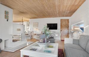 ein Wohnzimmer mit einem Sofa und einem Tisch in der Unterkunft Amazing Home In Skagen With Wifi in Skagen