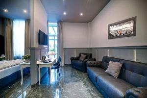 ナポリにあるVilla Elisio Hotel & Spaのソファとベッドのあるリビングルーム