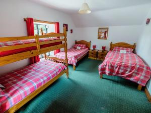 Ce dortoir comprend 2 lits superposés et de la moquette verte. dans l'établissement Cedar Cottage - Rchp132, à Calton