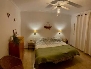 Un dormitorio con una cama y un ventilador de techo. en Charming Villa in Montemar with private pool and sea views, en Benissa 44 fotos más