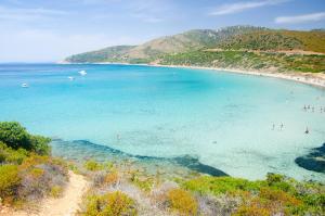 uma vista para uma praia com pessoas na água em Appartamento con vista mare a Terramala em Terra Mala