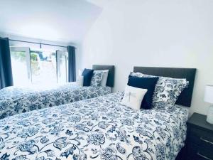 Tempat tidur dalam kamar di Exclusive 4-Bed House 10 minutes from Newcastle