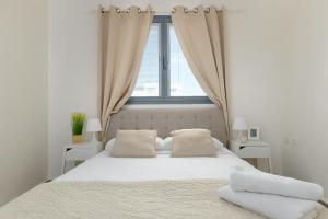 Een bed of bedden in een kamer bij Spacious design Apart Best location TEL AVIV