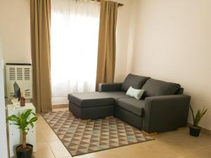 sala de estar con sofá y ventana en Depto Duplex en Tandil