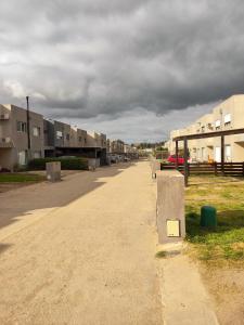 una calle vacía con edificios en un día nublado en Depto Duplex en Tandil
