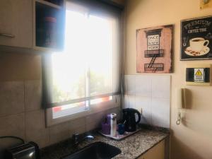 encimera de cocina con fregadero y ventana en NUEVOCENTRO 1 en Córdoba