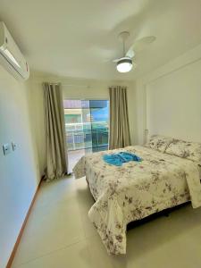 1 dormitorio con cama y ventana en Temporada Cabo Frio - Braga, en Cabo Frío